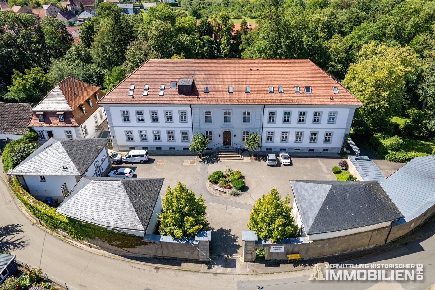 Schlosshof mit Nebengebäuden