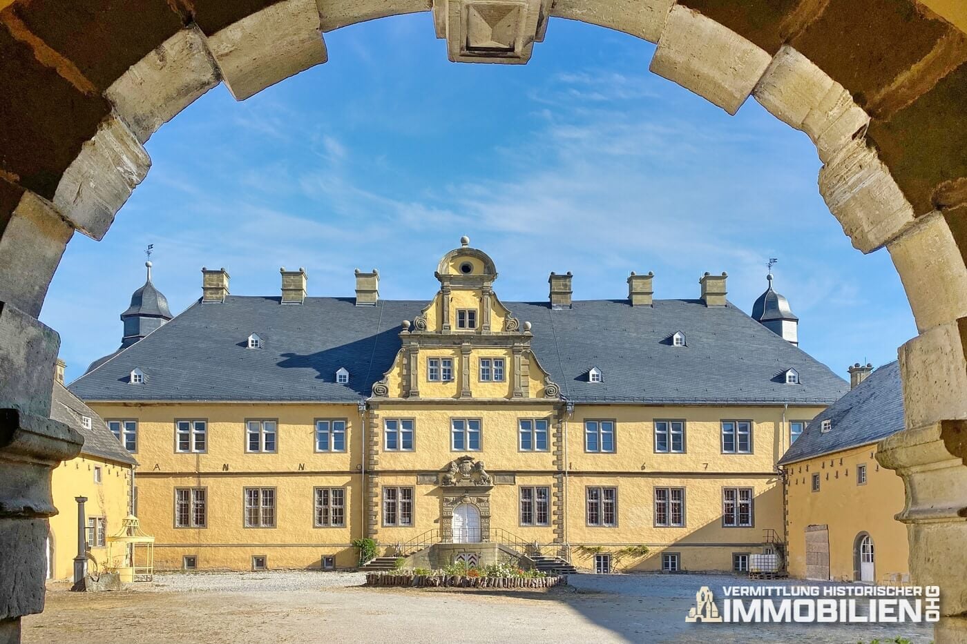 Durchs Torhaus zum Schlosshof