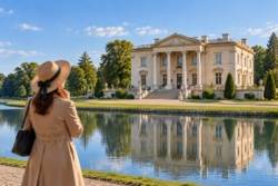Schloss des Klassizismus am See mit Frau davor