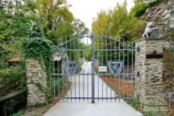äusseres Tor zur Burg