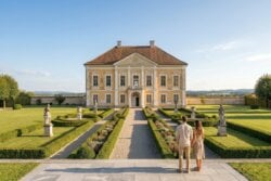 Burg oder Schloss kaufen: Herrschaftliches Schloss mit Gartenanlage als Symbolbild